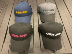 כובעים במגוון צבעים של CAN AM